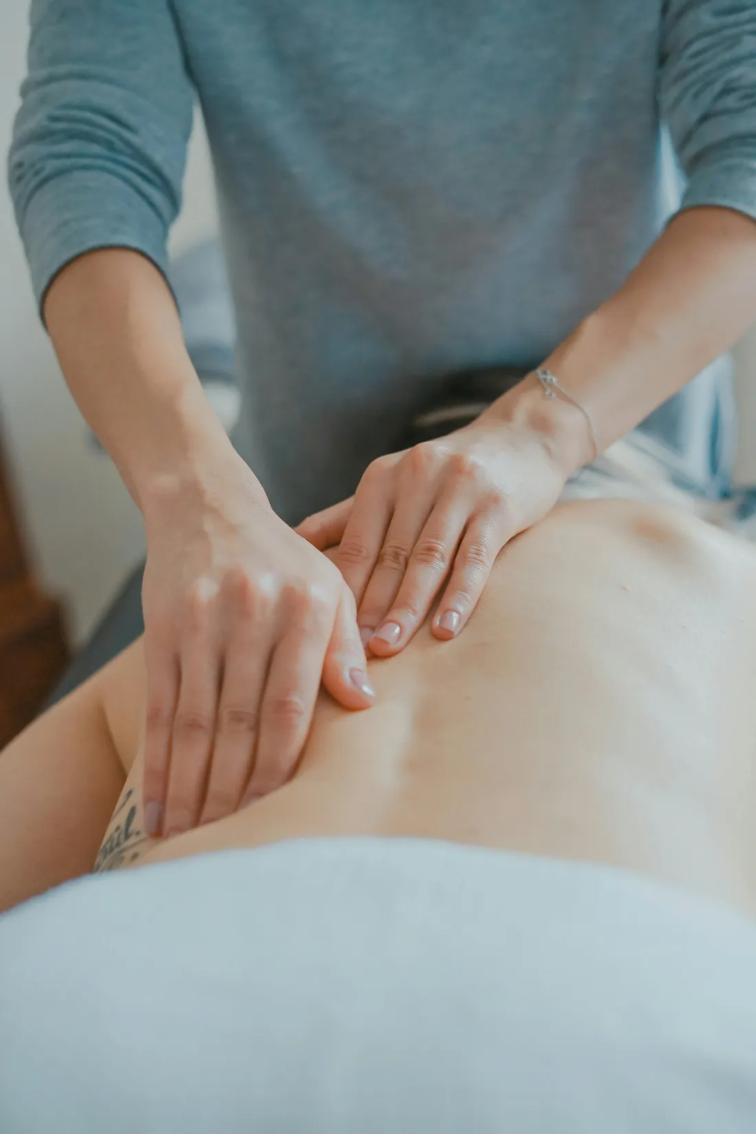 Masérka při relaxační masáži zad